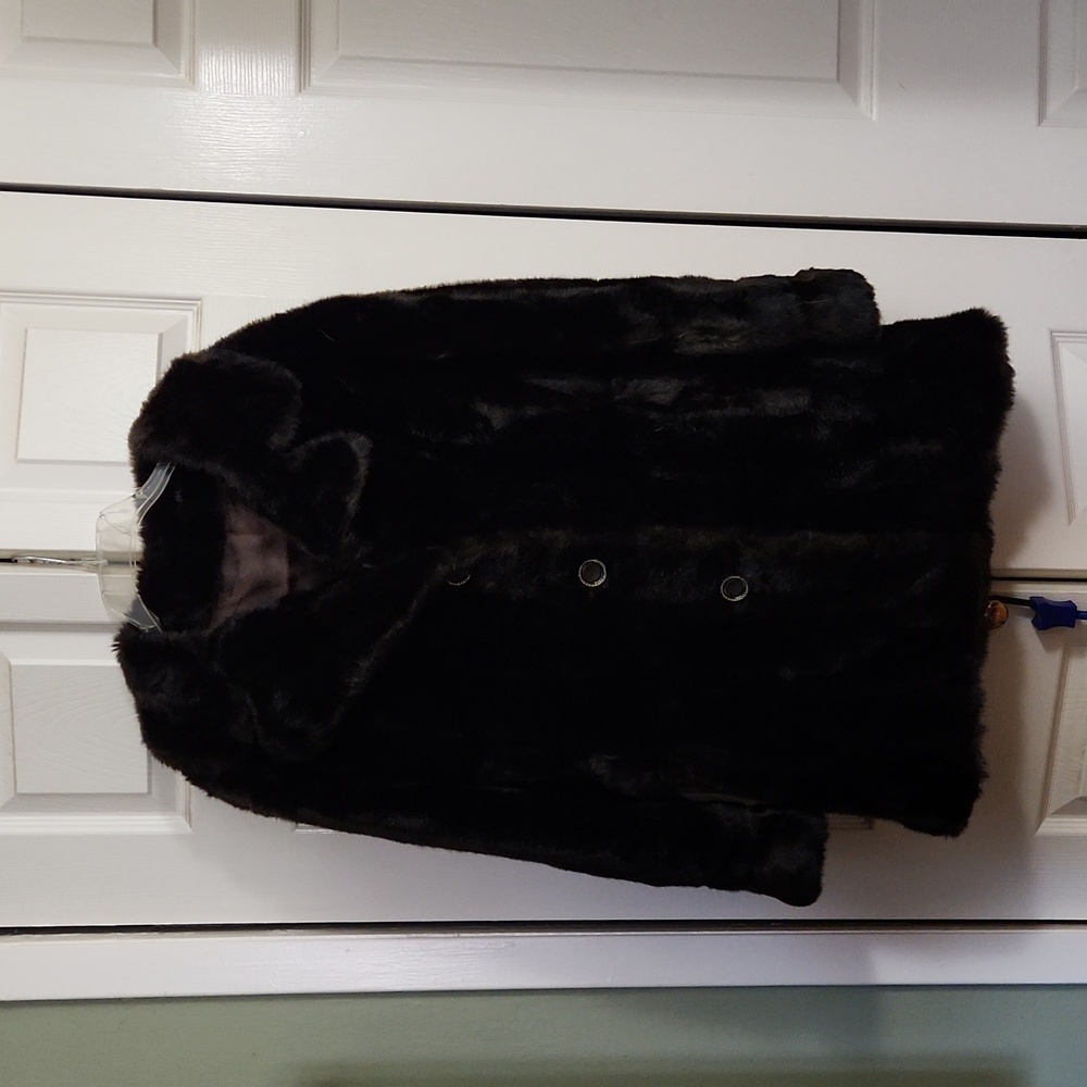 Gorgeous Vintage faux fur coat. Great condition. Black/brown color. Elegant